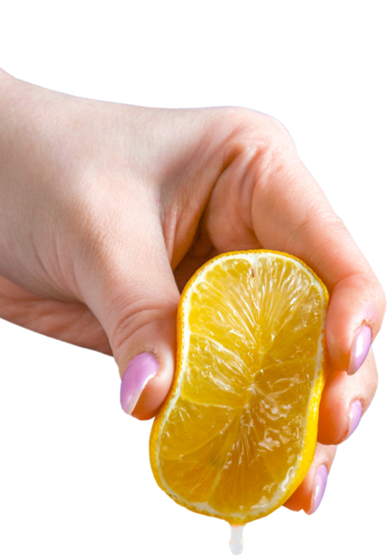рука з лимоном